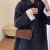 As bolsas Boston populares deste ano são versáteis no outono e inverno de 2023 Nova bolsa crossbody com design de nicho Bolsa cilíndrica fosca feminina