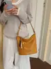 Bolso de mujer versátil de gran capacidad moda transfronteriza otoño 2026 nuevo simple para ir al trabajo hombro cruzado cubo
