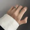 Anillo Oasis Esmeralda Antigua con Rosca Anillo Doble Cola para Hombres y Mujeres Anillo Dedo Índice Chapado en Plata de Gama Alta Moderno Nicho Ajustable
