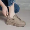 Zapatos Deportivos Zapatos Casuales Mujer 2026 Nuevos Otoño Zapatos para Madres de Mediana Edad Superficie de Cuero Suela Suave Zapatos de Mujer Individuales Zapatos para Caminar