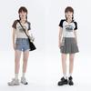 Camiseta com Decote V de Manga Curta com Desconto de Liquidação Feminina Modeladora Design nos Ombros Senso de Design Letras Estampadas Nicho Top Curto para o Verão