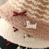 Al por mayor 25 Años Otoño e Invierno Nuevo Sombrero de Pescador Tejido Tela Perro Lazo Mujer Espesado Dulce Protección Auditiva Sombrero de Cubo Sombrero de Cuenca