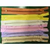 Atacado de fábrica em estoque Zíper de nylon nº 5 com cursor fechado para bagagem, roupas, capas de edredom, calças, zíper de placket com trava automática