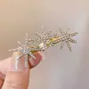 Pasador Lateral Dorado con Pedrería Completa, Diseño de Copo de Nieve y Estrella de Ocho Puntas, de Alta Gama y Elegante