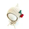 Gorros unisex de estilo coreano para niños para otoño e invierno, cálidos, dulces y adorables gorros de punto con orejeras de patrón de cereza, gorros de elfo para bebé súper lindos