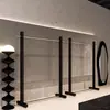 Estante de exhibición para tienda de ropa, barra colgante de acero inoxidable cepillado, estante de exhibición minimalista de pie engrosado