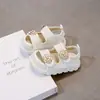 Sandálias Infantis 2025 Verão Novo Sapatos de Praia Estilo Pequena Chanel para Crianças Bico Semi-Aberto Sapatos Casuais Sapatos de Princesa para Meninas