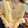 Suéter de Punto Amarillo de Cuello Redondo Bajo para Mujer, Ropa Interior de Otoño e Invierno, Nuevo Top Estilo H Estilo Chanel 2026 con Bordado, Capa Base de Manga Larga