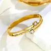 Pulsera Meizu Niche de Acero Titanio con Dos Diamantes Cuadrados para Mujer, Personalizada Lujo Ligero Acabado de Alta Gama Dorado 18K, Joyería Transfronteriza que No se Desvanece