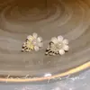 Pendientes Blancos con Flores Estilo Vacaciones de Primavera para Mujer, Tachuelas Dopamina Únicas con Diseño de Nicho y Accesorios Versátiles para Orejas