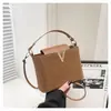 Bolsas Femininas Transfronteiriças 2025 Novo Estilo Bolsa de Mão Simples em Forma de V Bolsa Feminina Moda Ins Bolsa Feminina Versátil Bolsa de Ombro Único Transversal