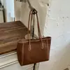 Bolso tejido de gran capacidad, nuevo bolso de hombro simple de moda para principios de otoño 2026, bolso tote para el trabajo y los desplazamientos
