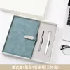 Conjunto de notebook A5 e caneta em estoque, ideal para reuniões e eventos corporativos, um presente prático com opções de personalização de logotipo.
