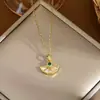 Collar Colgante de Perla Blanca en Forma de Abanico de Lujo Ligero con Adornos de Esmeralda, Diseño de Nicho de Gama Alta, Joyería Elegante de Cadena para Clavícula