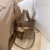 Bolsa de Mão Pequena com Padrão de Lichia Vintage para Mulheres 2026 Novo Estilo Cesta Tote Bolsa Balde Bolsas Versáteis de Ombro Transversal Inverno