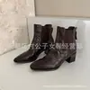 Botines Chelsea para mujer hechos de piel de oveja de plena flor, con tacón grueso y caña de altura media, un nuevo estilo otoño/invierno con punta cuadrada y un diseño de una sola tira a la moda, y un estilo de bota corta.