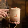 Nueva Taza de Té Filtrado Estilo Chino Nueve Colores Ciervo Cerámica Gruesa con Tapa Taza Regalo para Reunión Anual de Empresa Taza para Preparar Té Se Puede Imprimir LOGOTIPO