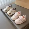 Outono 2026 Novo Estilo Coreano Sapatos para Bebês e Crianças Pequenas Solado Macio Tênis de Bebê para Meninas Tênis de Corrida de Bebê de Couro para Meninos