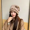 2026 Otoño/Invierno Adelgazante Facial A Prueba de Frío Estilo Perezoso Gorro de Punto de Moda Cálido con Ala Plegada Letra Gorro Frío para Mujer