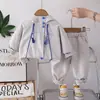 Conjunto de Roupas de Outono para Meninos 2026 Novo Conjunto de Duas Peças Jaqueta Listrada de Bebê Primavera/Outono Roupas Infantis Estilosas Moda Infantil Tendência