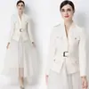 Foto Real de un Conjunto de Blazer de Manga Larga de Alta Gama Inspirado en Chanel con Falda de Malla y Cinturón Incluido