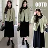 Foto real de la nueva ropa de otoño e invierno para mujer de talla grande de 2026: conjunto de suéter, falda básica, abrigo de lana verde