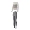 Conjunto de yoga estilo coreano para mulheres: um conjunto de duas peças apresentando um top de manga longa com design cruzado e uma calça de yoga de cintura alta com controle abdominal para um ajuste confortável e que dá a sensação de não estar usando nada, perfeito para roupas de ginástica