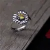 Anillo de Plata con Margaritas Pequeñas Estilo Revista de Moda Coreana para Hombres Anillo de Flor con Incrustaciones de Diamantes Vintage de Plata Tailandesa Estilo Bosque para Mujeres S925