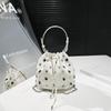Bolso Cubo de Nicho Súper Popular Transfronterizo para Mujer 2025 Nuevo Estilo Punk Europeo y Americano Bolso Bandolera con Remaches Bolso Cruzado