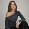 Estilo Puro Deseo Modelo 2026 Otoño Chica Caliente Perezosa Hombros Descubiertos Rayas Manga Larga Camiseta Diseño Ajustado Top Básico