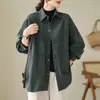 Foto real de camisa casual versátil, talla grande, corte holgado, adelgazante, abrigo de longitud media, camisa de trabajo vintage de manga larga para mujer