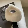 Otoño 2026 Nuevo Bolso de Bollo de Alto Valor Color Sólido Peludo Moda Bolso de Mano Felpa Nicho Pequeño Cuadrado Trendy