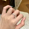 Anillo de trébol de cuatro hojas con circonita incrustada de temperamento de lujo ligero, moderno y simple, para mujer, individual, versátil, sensación de alta gama, joyería de mano exquisita para el día a día