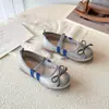 Sapatos Infantis de Couro Primavera e Outono 2026 Novo Modelo Sapatos de Princesa para Meninas Sapatos de Performance com Laço para Meninas Sapatilhas para Bebês