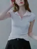 Top tipo polo bordado en color block, ligero y juvenil, para mujer, camiseta blanca de manga corta con cuello camisero para verano, para mujer