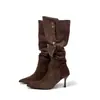 Botas de tacón alto estilo Maillard otoño/invierno 2026 punta fina tacón de aguja gamuza botas largas retro remache caballero botas de mujer