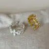 Anillo de Flor Hueca Texturizada para Mujer Francés Lujo Ligero Retro Moderno Tendencia Individual para el Trabajo Anillo Versátil para el Dedo Anillo