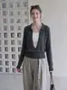 Camisa base de tricô com gola V, que revela a clavícula, estilo duas peças falsas, manga longa, para uso casual no outono e inverno para mulheres