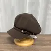 Gorra de Boina Vintage para Mujer 2026 Otoño/Invierno, Hebilla de Cuero, Logo Metálico, Estilo Británico Clásico, Artística, Adelgazante del Rostro, de Moda