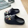 Versátiles para el trayecto Zapatos perforados estilo Birkenstock de ámbar mariposa retro para mujer, sandalias cómodas de EVA de verano para exterior de punta cerrada