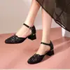 Novas Sandálias Femininas 2026 Verão Novo Estilo Malha Strass Bico Fechado Vazado Strass Solado Macio Versátil Moda Mãe Sapatos