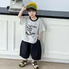 Roupa Infantil Menino Conjunto de Verão 2026 Novo Estiloso Bebê Fino Manga Curta Conjunto de Duas Peças Roupa de Verão da Moda para Menino