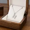 Suministro directo de fábrica venta caliente temperamento simple colgante de letra collar de acero de titanio diseño de alta gama para mujer no se decolora cadena de clavícula para mujer