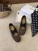 Novos sapatos Mary Jane retrô franceses de tira cruzada 2026, scarpins baixos de bico quadrado com bolinhas, sapatilhas femininas com salto oculto
