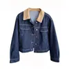 Chaqueta de mezclilla elegante y moderna con bloques de color y diseño corto, perfecta para figuras petite para crear una silueta más alta.. Novedad para Otoño 2026, H091116