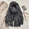 Bufanda de Diseño de Nicho Dulce Fresca Retro Estampado de Leopardo con Borlas para Mujer 2026 Nuevo Milenio Estilo Chica Popular Otoño e Invierno Chal Engrosado
