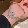 Pulsera Flor de Circonita Deslumbrante Estilo Corte Austriaco, Pulsera de Lujo Ligero y de Alta Gama, Joyería de Mano Versátil Moda Europea y Americana para Mujeres