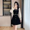 Foto real em estoque vestido preto justo de outono e inverno com costura de renda, gola quadrada, estilo pequeno chique