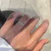 Anillo Minimalista Súper Brillante de Circonita Estilo Coreano y Japonés para Mujer, Exquisito Anillo para Dedo Índice Estilo Minimalista de Lujo Ligero, Anillo de Diseño de Nicho