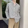 Camisa de manga larga a rayas para primavera y otoño, moderna y elegante para hombre, con un ambiente fresco y artístico, casual y cómoda, estilo japonés, y que irradia un aura relajada y elegante.